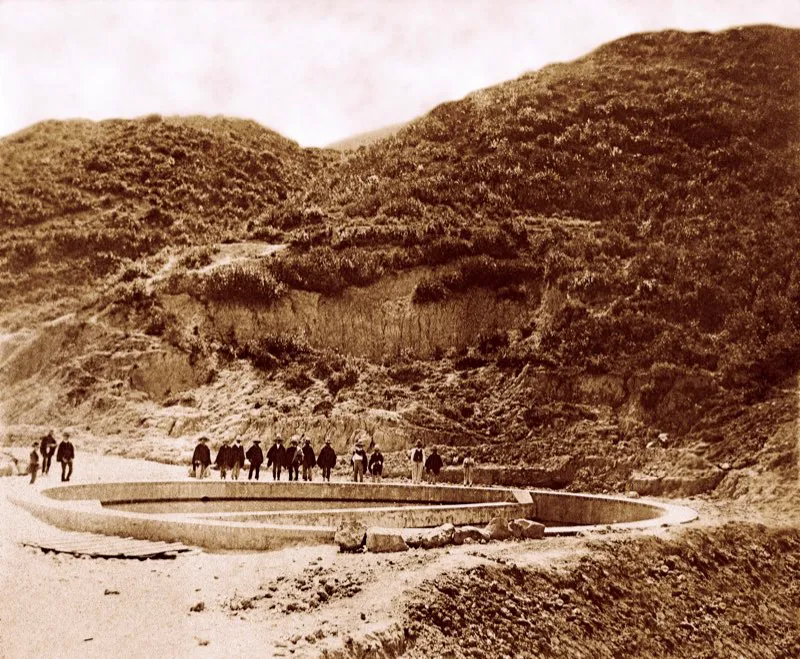 No obstante las ms de 35 fuentes pblicas de suministro de agua que tena la capital en el siglo xix, uno de sus problemas graves era la carencia de un acueducto que surtiera a las casas. A la mala calidad del agua se atribua buena parte de las enfermedades y epidemias de la ciudad en el siglo xix. En la alcalda de Higinio Cualla se contrat la construccin del primer acueducto de la ciudad que llevara el agua a las casas por tubera de hierro, y comenz la canalizacin y cobertura sistemtica de los caos. En la foto, tanques del acueducto en Egipto, ca. 1895. 