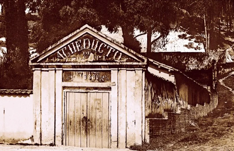 En 1888 entr en servicio el nuevo acueducto de tubera de hierro y a presin, que surta la mayor parte de las plumas de agua instaladas en las casas de Bogot. Las tuberas estaban conectadas a las distintas fuentes pblicas, de modo que el servicio abasteca al 90 por ciento de las habitaciones. Sin embargo, las quejas de los vecinos, en los primeros meses, eran numerosas y el Concejo hizo un llamado de atencin al gerente de la Empresa de Acueducto, Nicols Jimeno Collante. 
