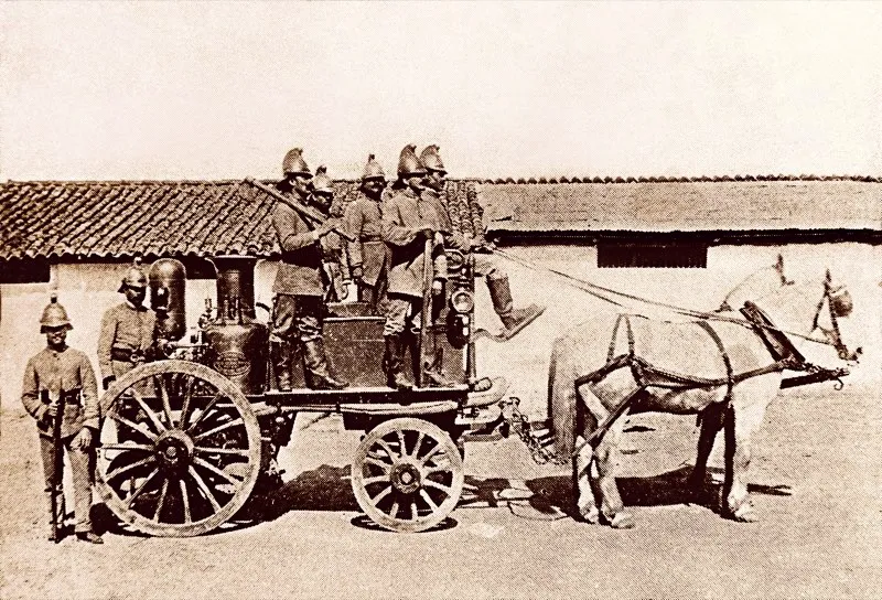 Despus del espantoso incendio del 7 de diciembre de 1889, que arras varias cuadras y dej ms de 10 vctimas, ocurrido mientras se efectuaba la inauguracin del alumbrado elctrico, se organiz, por iniciativa del general Rafael Reyes, el cuerpo de bomberos de Bogot, en el que participaron 41 jvenes de la sociedad bogotana, banqueros y negociantes, entre ellos el poeta Jos Asuncin Silva. La primera mquina de bomberos, de traccin animal, se financi con aportes de la ciudadana, rifas y bazares, y se  estren en 1891. 