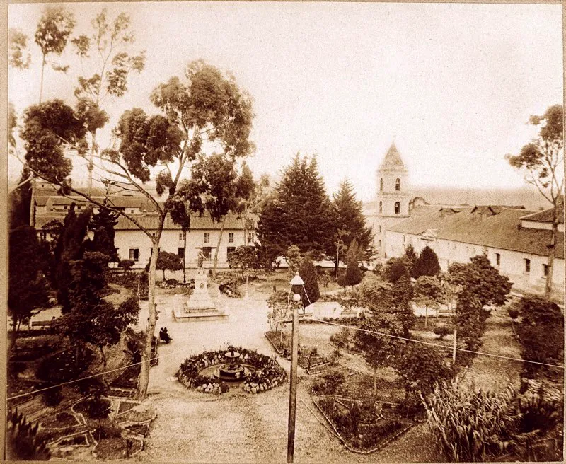 Farol elctrico de arco voltaico en el Parque de Santander, 1895. ste fue el primer tipo de alumbrado elctrico con que cont Bogot, luego del fracaso de los faroles de gas.  Se iniciaba una nueva  etapa en la historia del alumbrado pblico. 