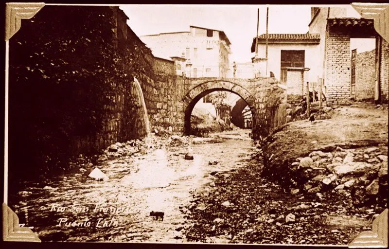 En el siglo xix Bogot tuvo 25 puentes, a lo largo de los ros San Francisco y San Agustn. Arriba, el puente de Latas, sobre el ro San Francisco, estrenado en 1892. El puente antiguo era de madera y estaba cubierto por una hoja de lata, de donde deriv su nombre.  