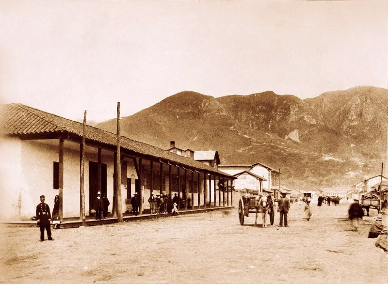 Estacin de la Sabana, 1895. ste era el punto de partida de la lnea que conduca de Bogot hacia Facatativ. Haba as mismo, una segunda estacin, la de los Ferrocarriles del Norte y el Sur, que comunicaban la capital con Zipaquir y Soacha. Fotografa de Henry Duperly. 