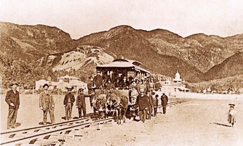 El 5 de diciembre de 1884 dos carros del tranva de mulas abrieron el servicio de transporte entre San Francisco y Chapinero, que no se regulariz hasta el da 24, cuando entr en funcionamiento el tramo entre la Plaza de Bolvar y San Francisco. Al obtener la concesin para el tranva de mulas en Bogot, la compaa propietaria, The Bogot City Railway Company, haba ofrecido establecer en la dcada siguiente una ruta de tranva movido por vapor, que nunca se hizo por no ser rentable, segn informes del gerente del tranva en Bogot, Baldomero Sann Cano. Las quejas por el mal servicio del tranva fueron frecuentes hasta cuando se nacionaliz y se electrific en 1910. En la fotografa, tranva de mulas atiborrado, adelante de San Diego. 1892. 