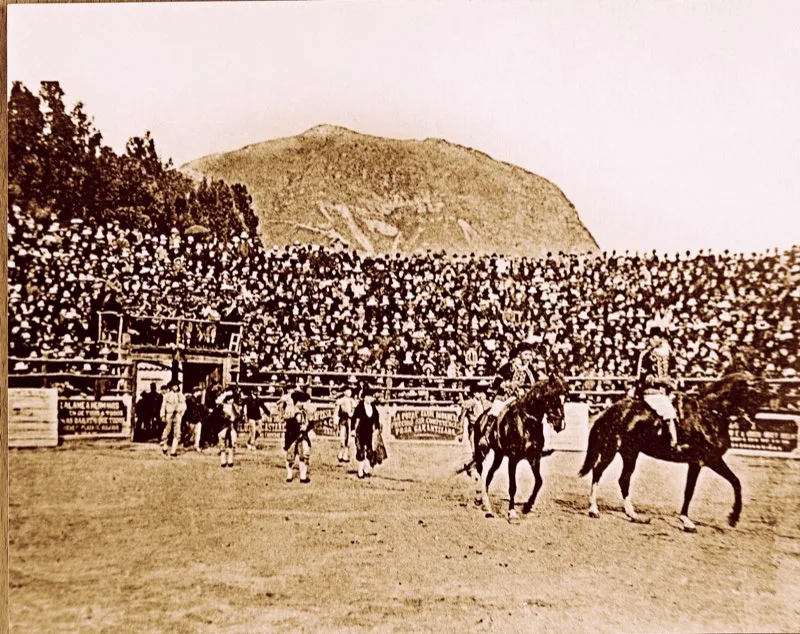 Desfile inaugural de la temporada de toros en la arena de Los Mártires, 1898. Para esta época la fiesta brava ya se había popularizado totalmente en la ciudad.