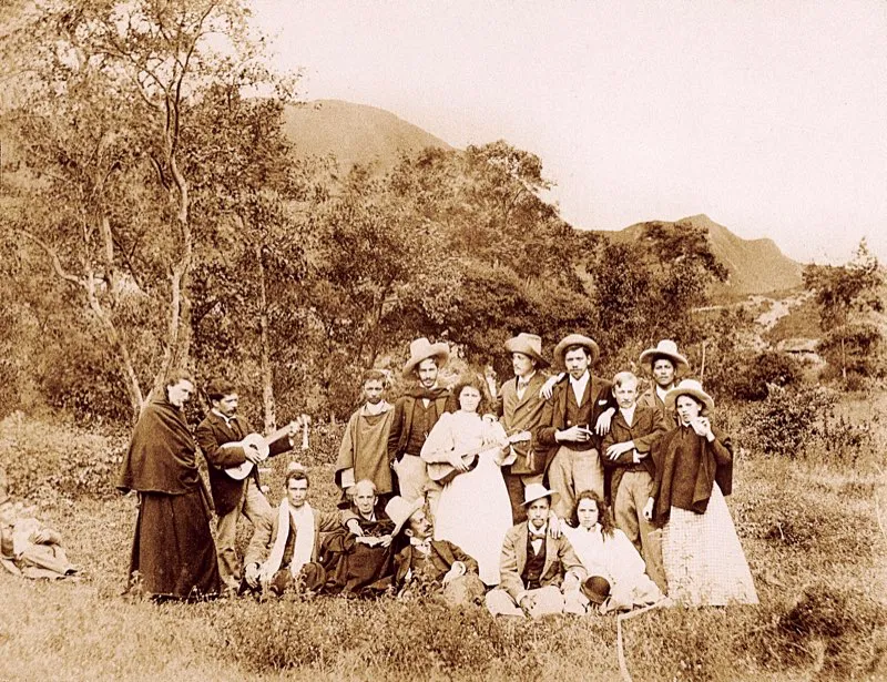 Paseo sabanero, 1895. En todo paseo había generalmente una banda de músicos que animaba la reunión. Uno de los destinos favoritos de los veraneantes bogotanos de finales de siglo era Fusagasugá, a la finca La Rosita, de propiedad de don Francisco Montoya, quien realizaba desde 1892 espléndidos paseos anuales y dejaba los respectivos registros fotográficos.