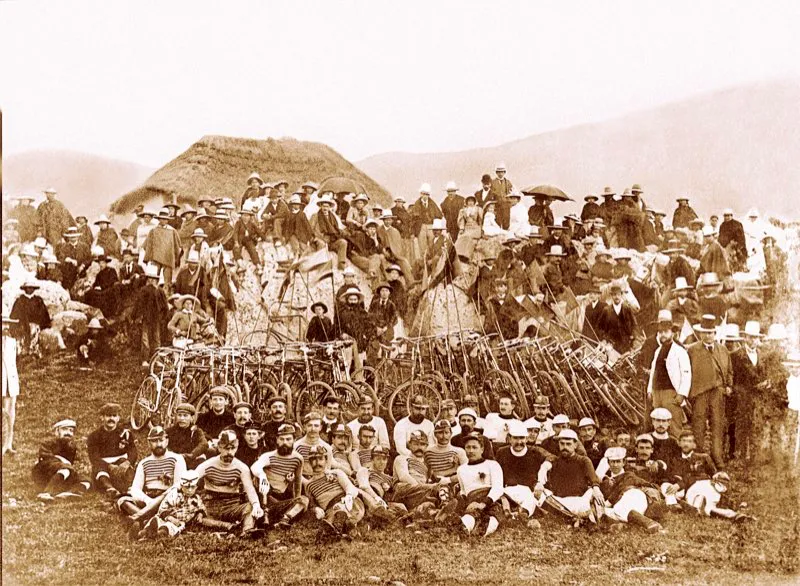 Las primeras bicicletas o velocípedos llegaron a Bogotá a finales de 1893. Al año siguiente los velocipedistas estaban en todas las calles de Bogotá y, hacia julio, comenzaron a organizarse las primeras competencias del género. El 22 de julio se organizó “una competencia de velocidad” a Usaquén, con cerca de 50 participantes, que al final de la carrera resolvieron posar para la historia.
