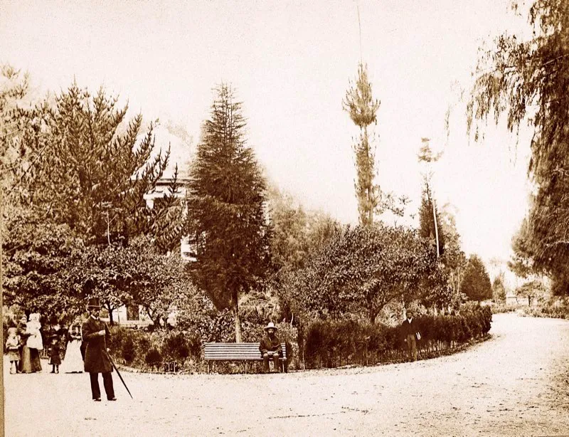Templete, alameda e interior del Parque del Centenario, 1895.
