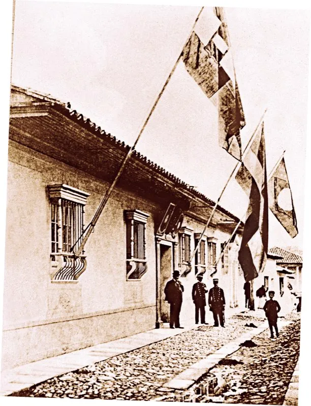Antes de 1890 la polica tena carcter local. En ese ao la administracin de Carlos Holgun contact al comisario francs Marcelino Gilibert para organizar la Polica Nacional, que comenz a funcionar en noviembre de 1891, con elegantes uniformes, armamento moderno y la autoridad necesaria para cumplir su tarea. En foto de Augusto Schimmer (1898), la polica vigila los consulados de Austria-Hungra, Brasil y Ecuador.   