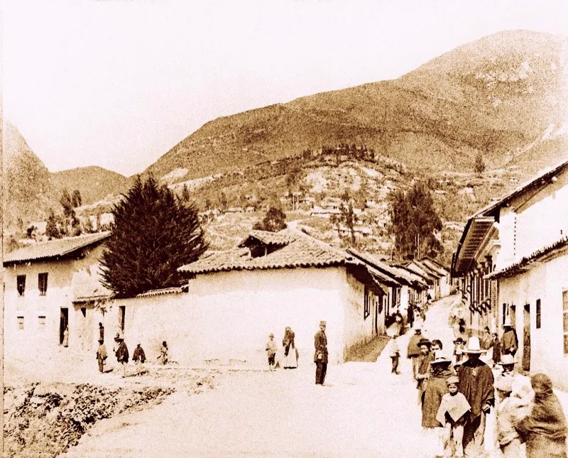 Antes de 1890 la polica tena carcter local. En ese ao la administracin de Carlos Holgun contact al comisario francs Marcelino Gilibert para organizar la Polica Nacional, que comenz a funcionar en noviembre de 1891, con elegantes uniformes, armamento moderno y la autoridad necesaria para cumplir su tarea. Un agente de polica en el barrio Beln (1896). Fotografa de Henry Duperly. 