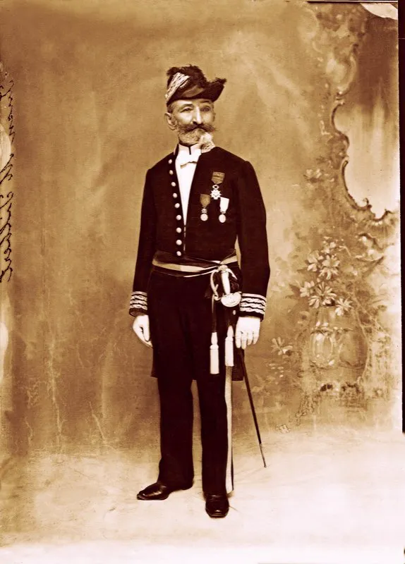 El comisario francs Jean-Marie Marceline Gilibert Lafargue, contratado por el gobierno de Carlos Holgun para organizar la Polica Nacional, lleg a Bogot a mediados de 1890. El 5 de noviembre del ao siguiente el comisario Gilibert puso a disposicin del gobierno colombiano el Cuerpo Nacional de Polica, tcnicamente organizado de acuerdo con las normas empleadas para la polica europea. El comisario Gilibert haba nacido en la Villa de Fustignac, Alta Garona, Francia, en 1839. Era un personaje legendario por sus hazaas durante la campaa de frica en la dcada del sesenta, y sus fugas temerarias en la guerra contra los prusianos y el sitio de Pars 1870-1871. Condecorado con la medalla militar por su valor y patriotismo y la medalla colonial por sus arriesgados servicios en frica, el comisario Gilibert fue director general de la polica colombiana en 1893-1898, 1906-1907 y 1908-1909. En 1905, el Gobierno de Francia lo condecor con la Legin de Honor. Muri en Bogot en 1923. 