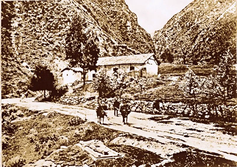 La Casa de Venus, clebre lugar de tertulia de poetas bohemios de finales de siglo, estaba situada al oriente, sobre el camino de Choach, actual circunvalar. All se reunan celebridades como Julio Flrez, que adems de recitar y beber chicha o aguardiente, hablaban  pestes de los gobiernos de  la Regeneracin.  