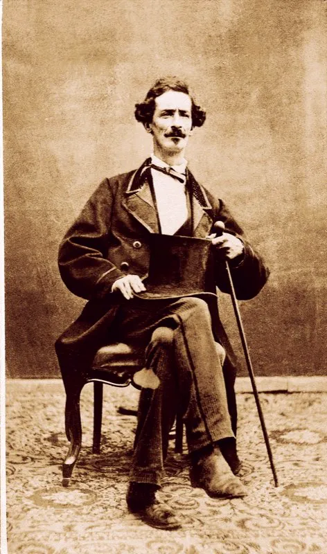 Foto de Demetrio Paredes (ca. 1870) quien retrata algunos personajes tpicos de la Bogot decimonnica. La mayora perteneca a familias de la clase alta, de las que se haban separado, o haban sido echados por su tendencia a empinar el codo y a endeudarse. El ms famoso fue el elegante Gonzaln, que bromeaba con el general Mosquera y trataba de t a los jefes de Estado. Sus dichos hacan rer a todos y temblar a ms de uno. Gonzaln.
 