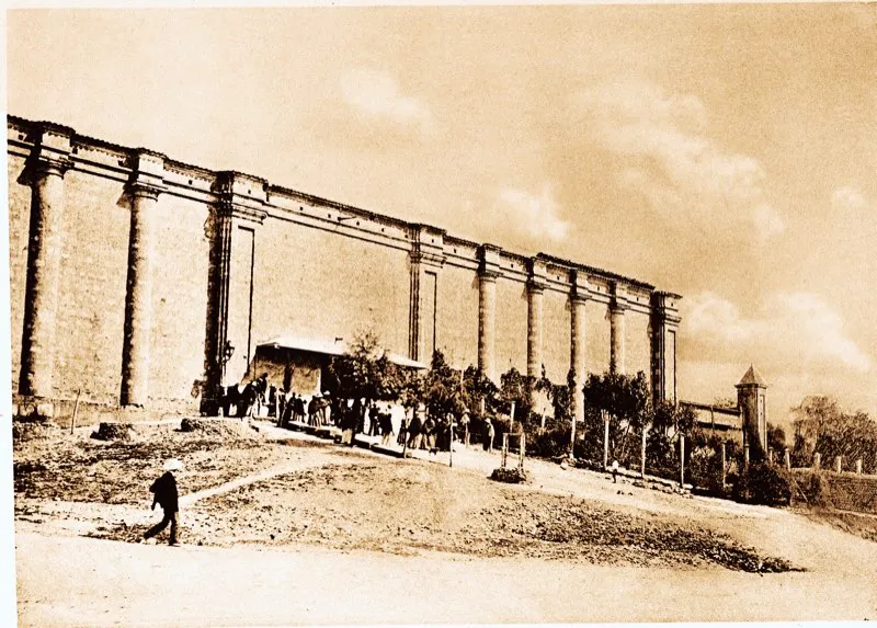 El panptico de Bogot, con planos de Thomas Reed, el mismo arquitecto que dise el Capitolio, se comenz a construir en 1874 durante la administracin Salgar. Se le consideraba una crcel de la cual era imposible evadirse y, en efecto, los distintos intentos de fuga, sobre todo durante la Guerra de los Mil Das, se vieron siempre frustrados. 