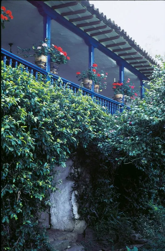 Muchas de las haciendas de la sabana conservaron, y an conservan, sus casas coloniales. En las fotografas, balcones de la hacienda Fusca y corredor de la hacienda Buenavista. La primera consta de una amplia casona, construida hace 375 aos, patrimonio histrico nacional. Conserva con especial esmero la habitacin donde el Libertador y sus edecanes pasaron sus vacaciones en 1827, poco antes de la Convencin de Ocaa.  