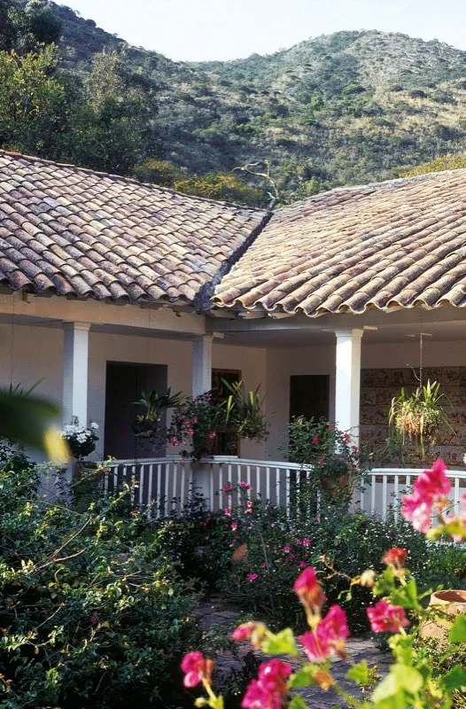 La hacienda queda a unos 15 minutos al norte de Bogot, por el kilmetro 19 de la carrera 7.. La hacienda Buenavista, ubicada en la sabana de Bogot, en los alrededores de Cota, fue propiedad del periodista, escritor y dibujante Alberto Urdaneta, fundador del Papel Peridico Ilustrado y tambin de la Academia de Bellas Artes. 