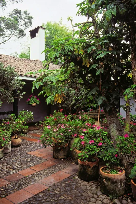 Patio de la hacienda El Salitre, al occidente de Bogot, en cuyos terrenos se desarrolla uno de los grandes proyectos urbansticos de la capital. En la Colonia y el siglo xix fue una de las haciendas ms grandes del pas. 