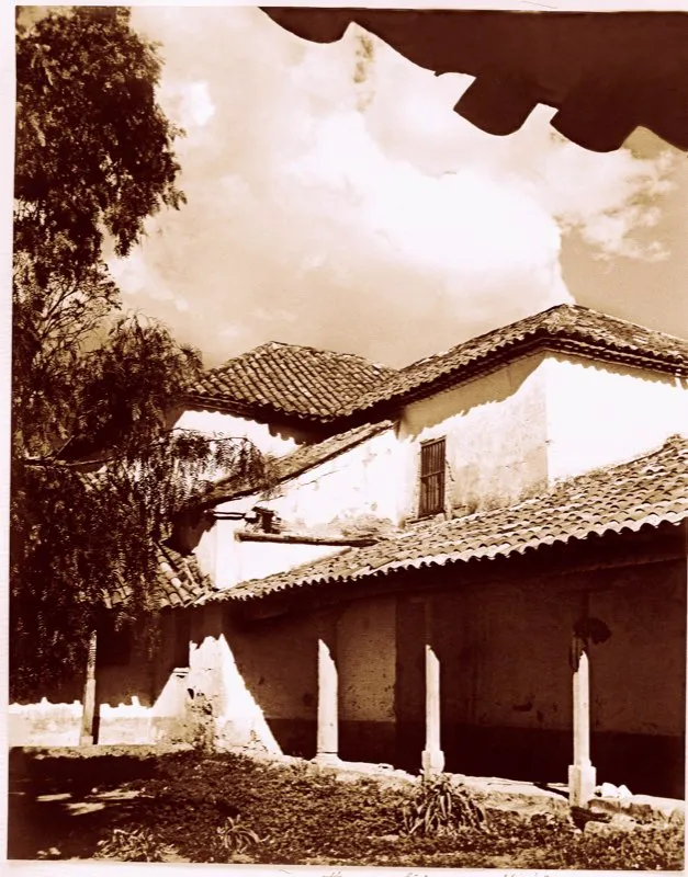 Casa de la hacienda Llano de Mesa, una de las ms grandes al sur de Bogot en el siglo xix, junto con la de Montes. La hacienda tena numerosas fuentes de agua, como los ros Tunjuelo y San Cristbal. En el llamado Potrero de las Flores, donado para el efecto por el dueo de la hacienda, don Gustavo Restrepo Meja, se construy en 1940 el Hospital San Carlos, para tuberculosos. Fotografa archivo Miguel A. Rodrguez. 