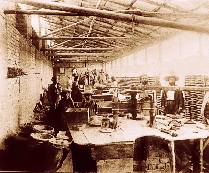 Interior de la fbrica de mrmol, 1895. Las dos ltimas dcadas del siglo presenciaron un repunte en la industria manufacturera en Bogot, pese a los problemas que acarrearon las guerras civiles. Fotografa de Henry Duperly. 