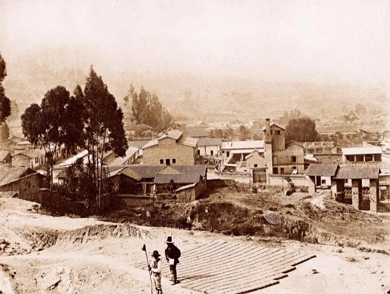 Vista de la fbrica Fenicia, 1895. Esta planta de produccin de vidrio, resultado del empuje empresarial de los propietarios de Bavaria, fue pionera del avance industrial de Bogot. Fotografa de Henry Duperly. 