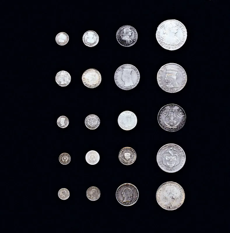 Monedas neogranadinas de plata. En general en el pas circulaban monedas de oro y plata de diferente ley, correspondientes a otros pases europeos y americanos. La conferencia monetaria mundial de 1881 dividi al mundo entre partidarios del patrn oro y del patrn plata. Colombia adopt ambos, de 1863 a 1886. Coleccin numismtica del Banco de la Repblica.  