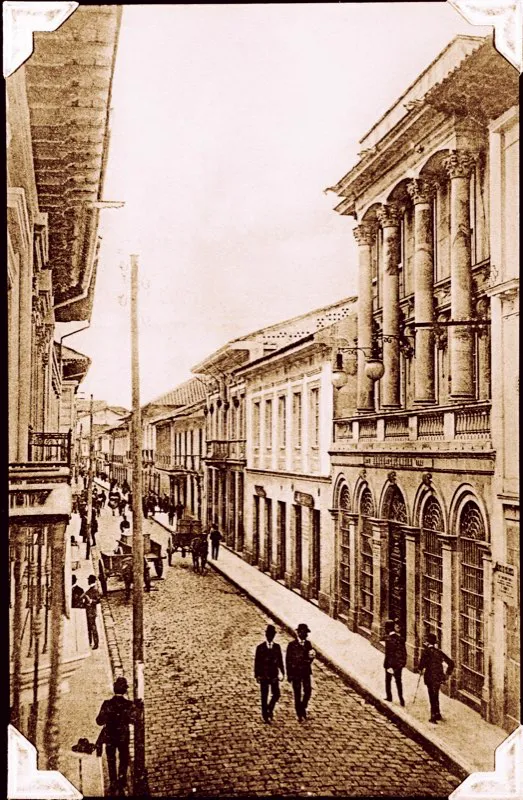 Motivados por el xito del Banco de Bogot, varios capitalistas bogotanos fundaron en 1874 el Banco de Colombia. Los accionistas, presididos por don Jos Mara Gmez Restrepo, aportaron un capital de 500 000 pesos, para fundar un banco de emisin, giro y descuento.  El Banco de Colombia abri sus puertas al pblico el 1.o de abril de 1875, y en el primer mes de operaciones ya tena 300 000 pesos en depsitos de cuentas corrientes. 