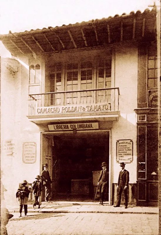 Oficina de Camacho Roldn y Compaa, una de las ms importantes casas comerciales de Bogot, presidida por don Salvador Camacho Roldn. Estos establecimientos desarrollaban, al lado de  actividades mercantiles,  otras relacionadas con las finanzas y la bolsa y participaban en la promocin de entidades financieras como en el caso del Banco de Bogot. 