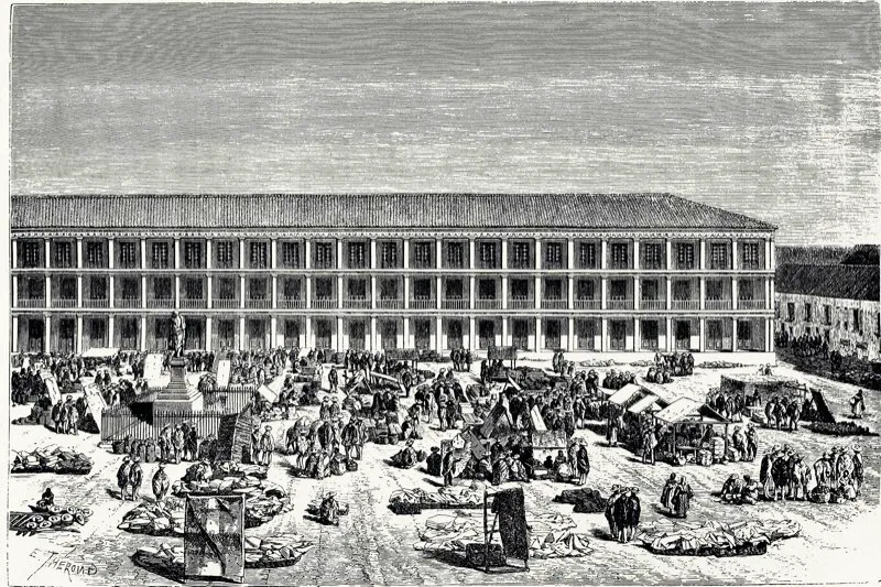 El gobierno de José Hilario López cambió en 1850 el nombre de Plaza de Bolívar por el de Plaza de la Constitución, medida aplaudida por los herederos políticos del general Santander, llamados “gólgotas”, y rechazada por los artesanos, apodados “draconianos”. El 19 de mayo de 1853, al tiempo que se aprobaba la nueva constitución, los artesanos pidieron ante el Congreso la abolición del librecambio. Cuando pasaban por la Plaza de Bolívar, los draconianos fueron agredidos por los gólgotas y se formó una reyerta descomunal. Grabado de E. Theron en América pintoresca.