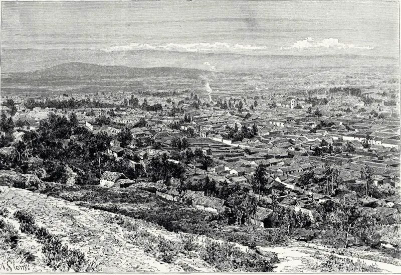Vista panorámica de Bogotá, desde el oriente, a finales del siglo xix. El sector detallado por el dibujante A. Slom muestra la parte sur de la ciudad, desde Santa Bárbara y San Agustín, hasta Las Cruces, y los barrios orientales de Belén, Egipto y San Cristóbal, donde funcionaban algunas fábricas y ladrilleras.Grabado de A. Slom, ca. 1893.
