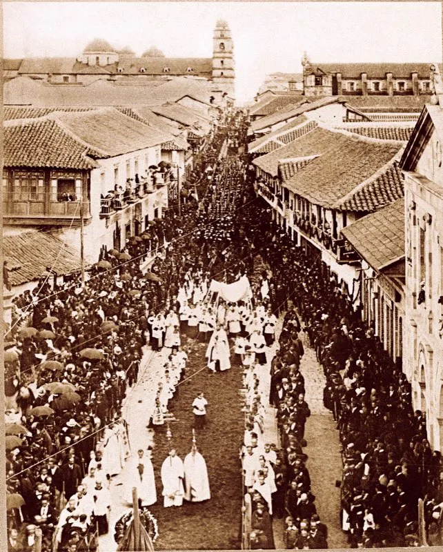 Procesión del Corpus en la Calle Real, 1895. Se originaba en la Catedral y era seguida por carretas en que jóvenes de ambos sexos de la clase alta representaban diversos personajes bíblicos e históricos. También desfilaban los tres Reyes Magos, la Virgen María y grupos de indígenas.