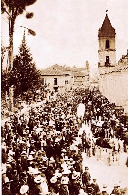 Desfile cívico del 20 de julio por la avenida de la República, carrera 7.ª entre calles 15 y 16, en 1896.