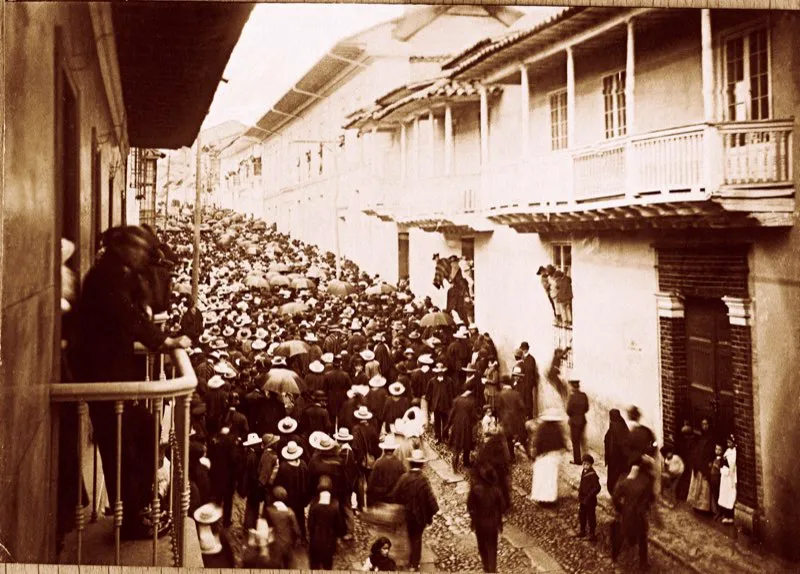 Los desfiles de carácter religioso eran los eventos más concurridos de Bogotá. Todos ellos tenían lugar en las principales calles. Aquí, la multitud que seguía la procesión del Corpus de 1895, foto muy bien documentada, avanza por la calle 10.a hacia la Plaza de Bolívar.