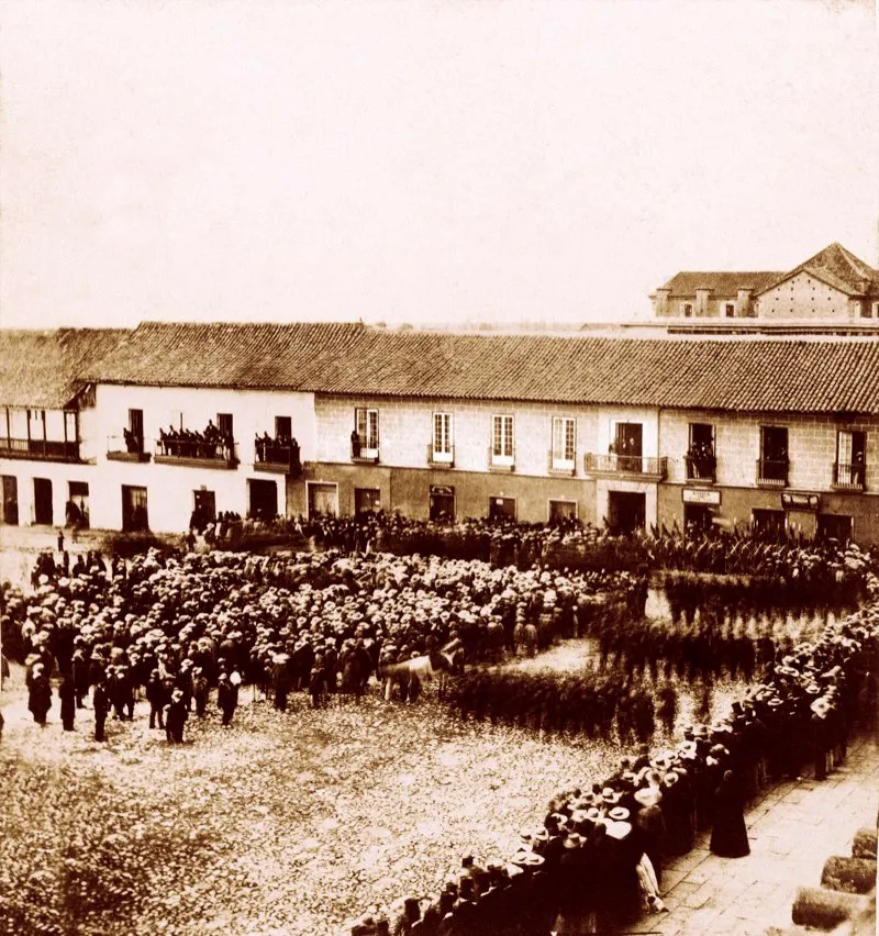 Alistamiento de voluntarios en la plaza de Armas (Las Cruces) para combatir a los rebeldes liberales en la guerra relámpago de 1895.