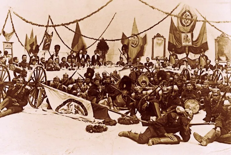 Durante La Regeneración empezó a darse la modernización y profesionalización del ejército nacional, como muestra la foto.