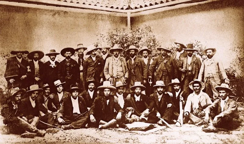 Benito Ulloa y el estado mayor del ejército liberal de Cundinamarca en el año de 1900. La reciedumbre con que combatieron los bandos enfrentados fue una de las causas de la excesiva prolongación de la contienda.