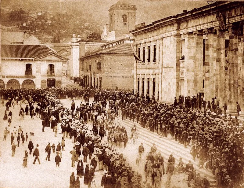 Entrada triunfal del general Rafael Reyes a la Plaza de Bolívar de Bogotá en 1895. El caudillo conservador desempeñó un papel de primera importancia durante la guerra civil del 95, en que triunfaron las huestes del gobierno.