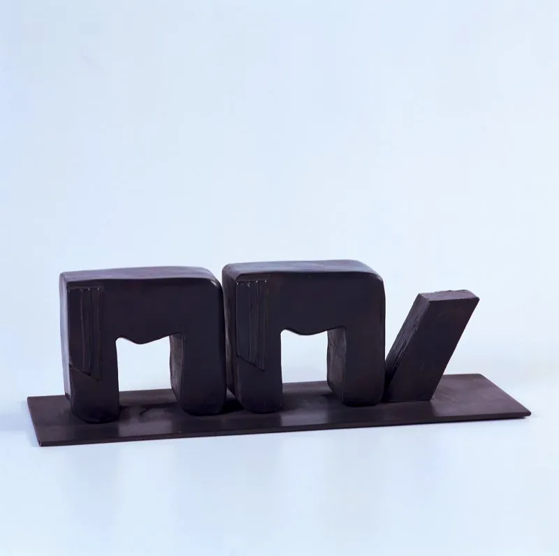 Signo pareja / 2006 / Escultura en bronce / 13,1 x 42,9 x 14,9 cm