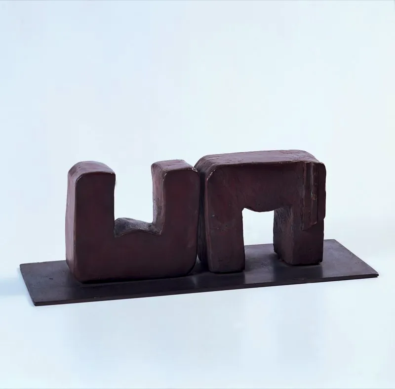 Signo dilogo  / 2006  / Escultura en bronce  / 12,7 x 38 x 15 cm 