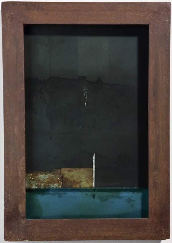 De la serie Crónicas de viaje / 1987 / Ensamble: objetos, hierro, vidrio
y resinas en marco metálico / 42 x 20 x 5 cm