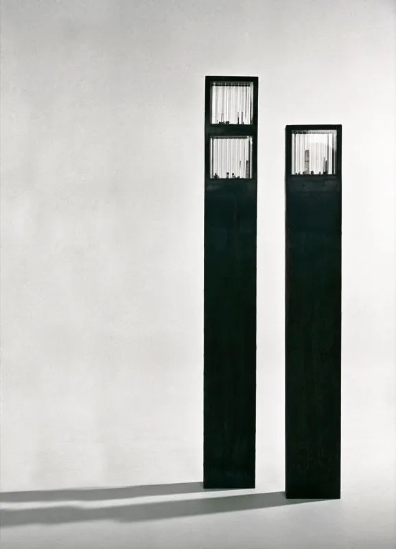Instantes / 1994 / Lámina de hierro, objetos y resina / Módulos: 180 x 222 x 21 cm y 160 x 222 x 21 cm