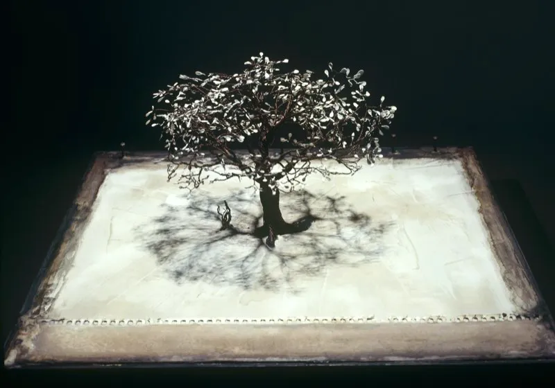 Instantes / 1994 / Ensamble: objetos encontrados, hierro y cemento / 31 x 50 x 50 cm