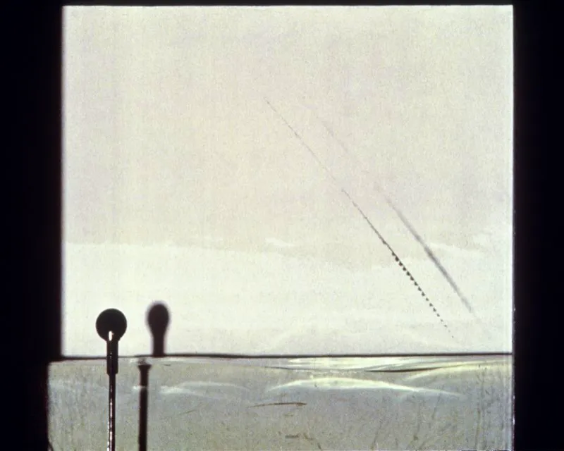 Puerto / 1995 / Ensamble: objetos y 
vidrios en caja de hierro / 20 x 25 x 9 cm 