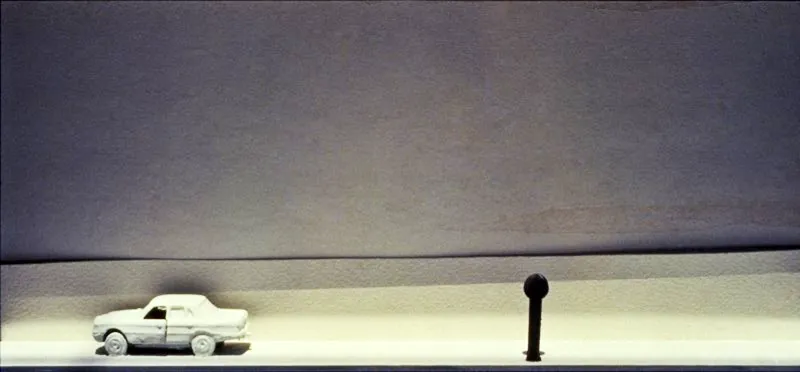 Ciudad / 1989 / Ensamble: objetos y papeles / 35 x 70 x 7 cm 