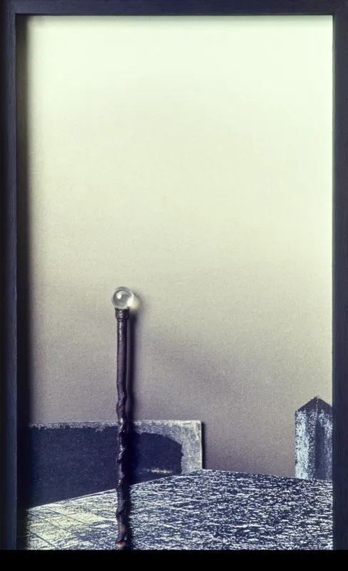 Puerto / 1990 / Ensamble: objetos
y papeles / 50 x 20 x 5 cm 