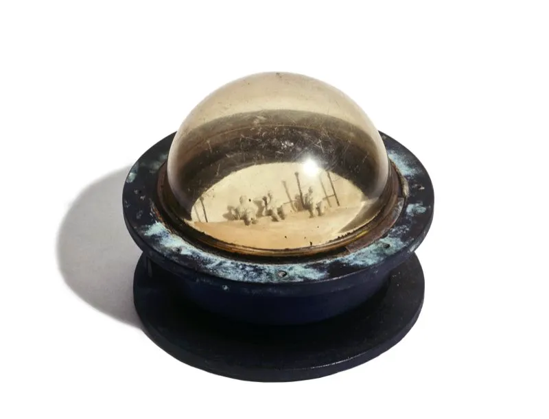 Crnicas de viaje / 1987 / Ensamble: acuarela, papeles y objetos en caja de barco / 15 x 35 x 35 cm 