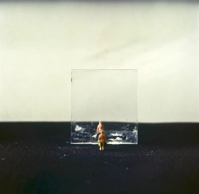 De la serie Crnicas de viaje / 1998 / Ensamble: objetos, vidrio y papel / Dimensiones variables. 