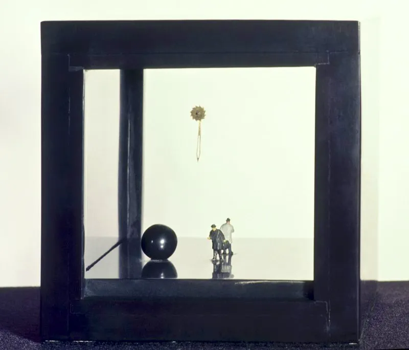 Sur / 1981 / Ensamble: vidrio y objetos 
en caja de mrmol / 21 x 21 x 21 cm 