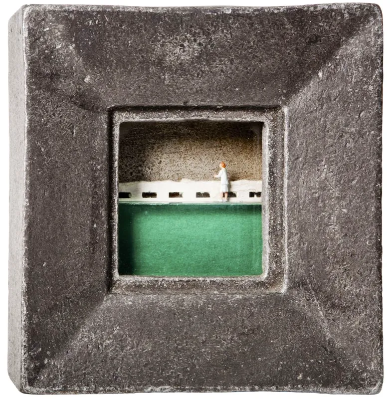 Ocano / 2001 / Metal, vidrio, papel y objetos / 7 x 15 x 15 cm 