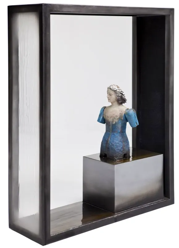 De la serie Azar / 2010 / Ensamble: objeto, vidrio y resinas en marco metlico / 90 x 90 x 30 cm 