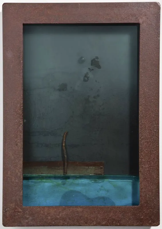 De la serie Crnicas de viaje / 1987 / Ensamble: objetos, hierro, vidrio y resinas en marco metlico / 42 x 20 x 5 cm 