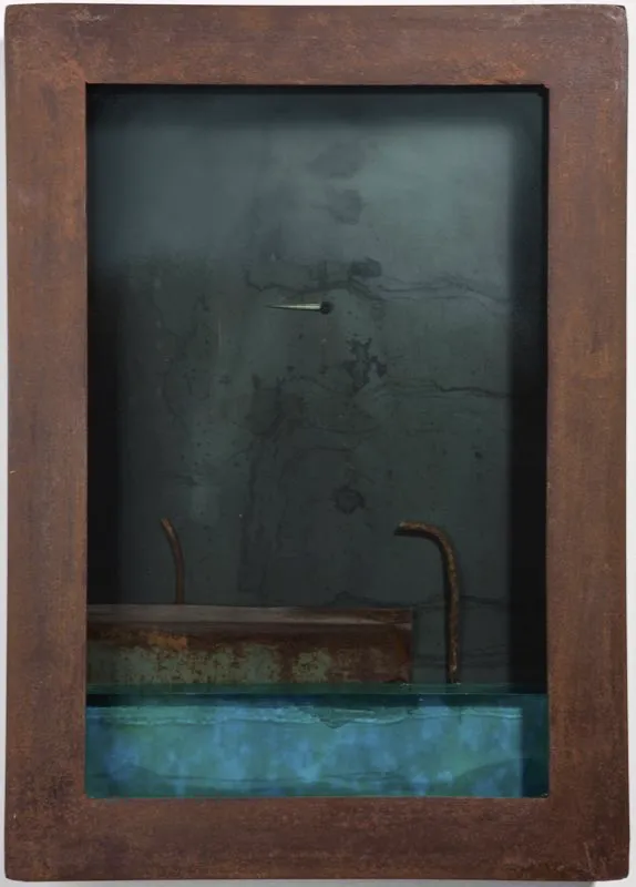 De la serie Crnicas de viaje / 1987 / Ensamble: objetos, hierro, vidrio y resinas en marco metlico / 42 x 20 x 5 cm 